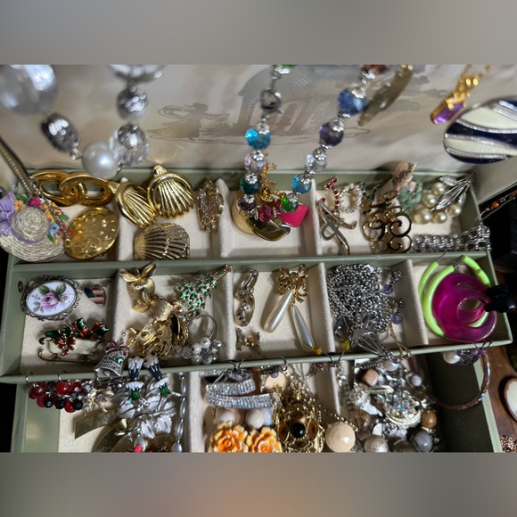 VINTAGE JEWELRY “WONDERS FOUND”
FOR A POSHMARK SHOW SILVER NIGHT at 1930ET - Picture 3 of 5